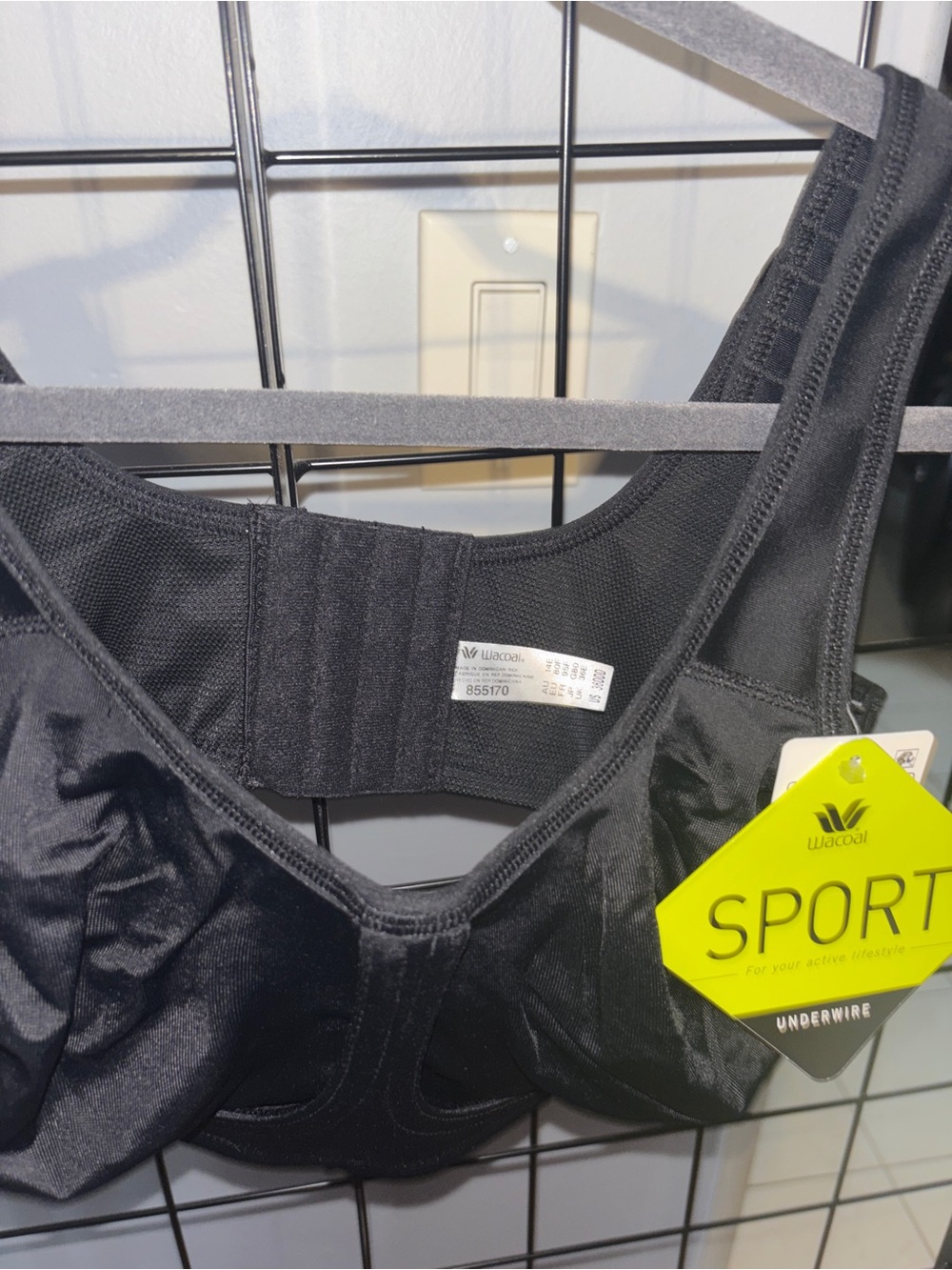 Wacoal Black Underwire Sport Bra with Wide Straps NWT - Picture 3 of 6